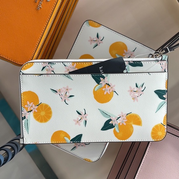Kate Spade Lucy Orange Toss Printed Medium L-Zip Wristlet
Cream Multi
NWT - Picture 10 of 16
